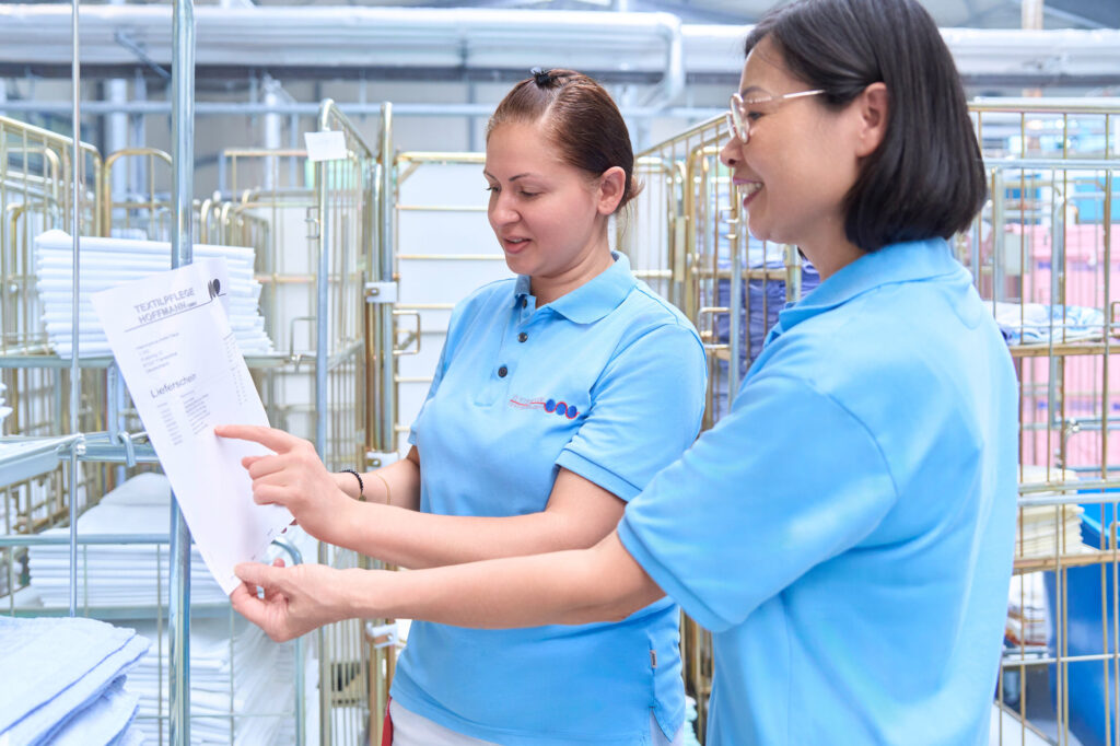 waescherei-hoffmann_motiv_10_0560_fav_b Mitarbeiterinnen kontrollieren Inhalt Container